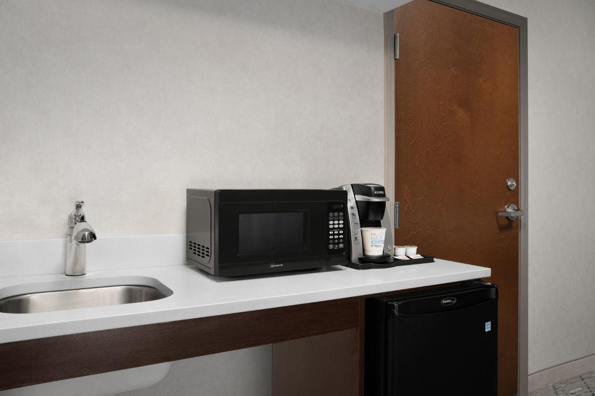 Holiday Inn Express & Suites Alexandria - Fort Belvoir By Ihg Exteriör bild