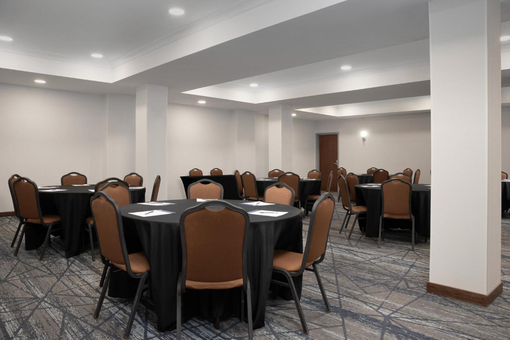 Holiday Inn Express & Suites Alexandria - Fort Belvoir By Ihg Exteriör bild